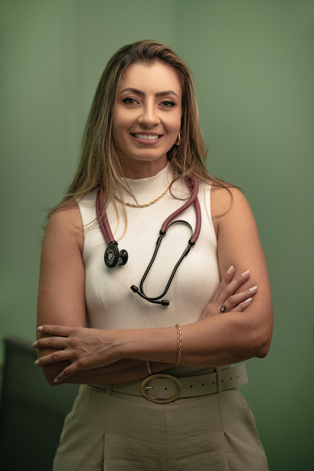 Dra. Sorraila sorrindo, de braços cruzados